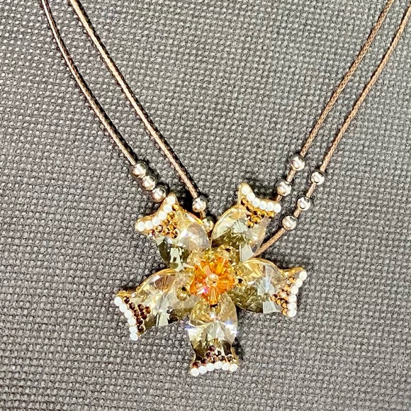 Stunning Crystal Flower Necklace - Picture 5 of 9